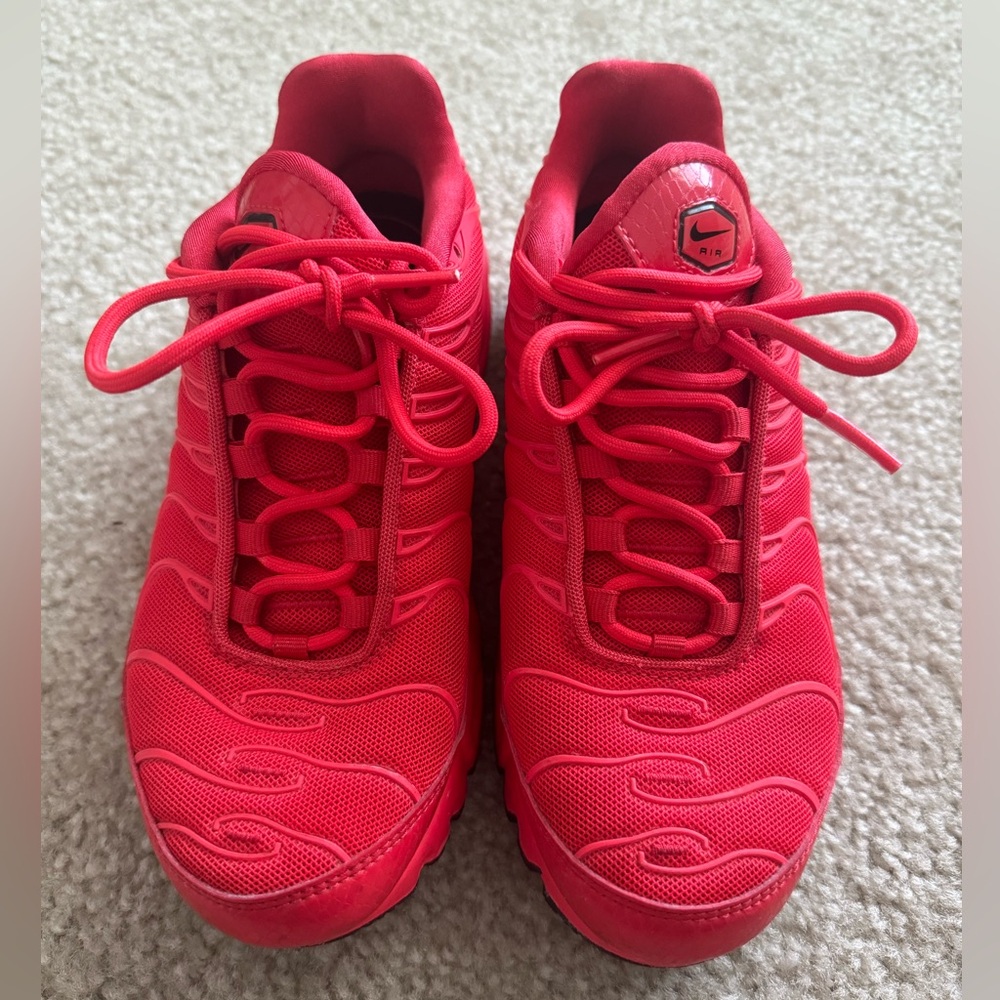 Women’s red air max